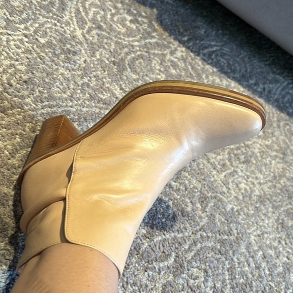 Avellino Paris buttery yellow short heeled boots in 37 nwot - Picture 5 of 14